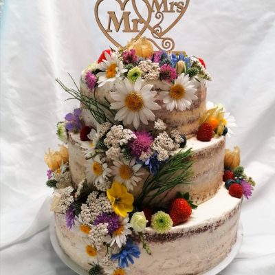 Semi Naked Cake mit Wiesenblumen und Beeren