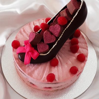 Torte mit Schokoschuh und Pralinen