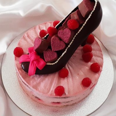 Torte mit Schokoschuh und Pralinen