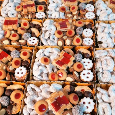 Weihnachtskekse in Körbchen
