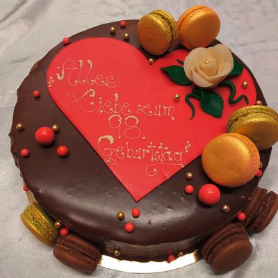 Sachertorte mit Macarons